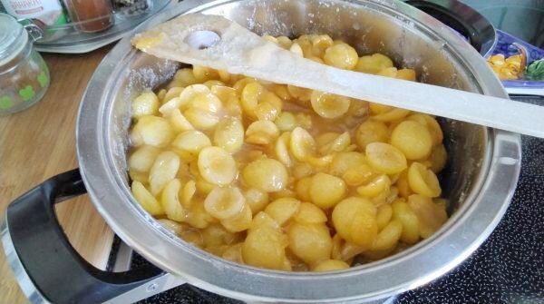 Entkernt und mit etwas Vanilleextrakt und Orangenlik&ouml;r verfeinert, habe ich diese Fr&uuml;chte gekocht.