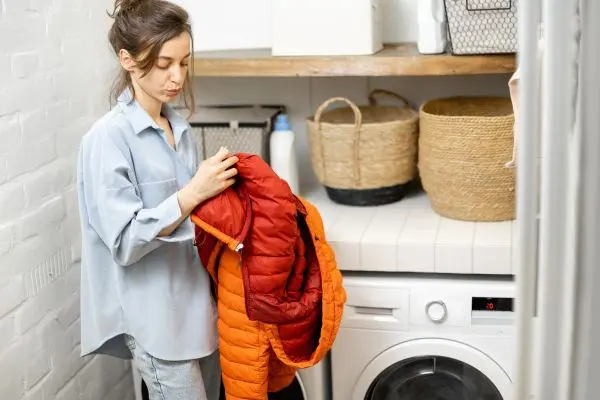 Bevor du deine Daunenjacke reinigen kannst, solltest du alle Rei&szlig;verschl&uuml;sse schlie&szlig;en, Taschen leeren und sie auf links drehen.