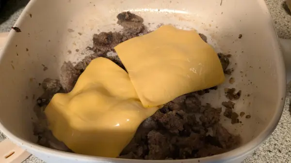 In der elektrischen Pfanne (Audecook) habe ich das Hackfleisch krümelig gebraten, zusammen mit dem Käse. In der elektrischen Pfanne (Audecook) habe ich das Hackfleisch krümelig gebraten, zusammen mit dem Käse.