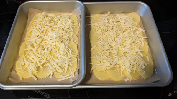 Kartoffelsandwich vorbereiten: Ich habe für die Kartoffelscheiben und den Käse kleine Backbleche benutzt. Kartoffelsandwich vorbereiten: Ich habe für die Kartoffelscheiben und den Käse kleine Backbleche benutzt.