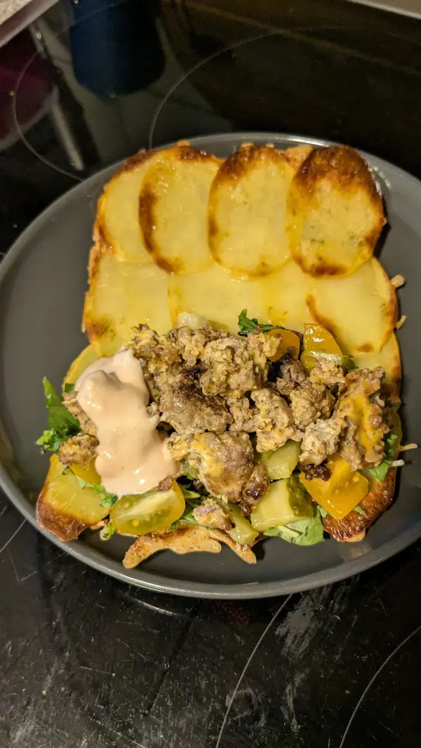 Nachdem das Backpapier vorsichtig abgezogen wurde, kann das Belegen des Kartoffelsandwich beginnen. Nachdem das Backpapier vorsichtig abgezogen wurde, kann das Belegen des Kartoffelsandwich beginnen.