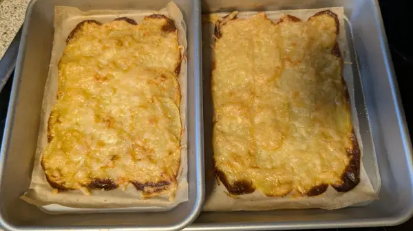 Auf diesem Bild sieht man, wie schön die Kartoffelscheiben im Backofen gebacken sind. Auf diesem Bild sieht man, wie schön die Kartoffelscheiben im Backofen gebacken sind.