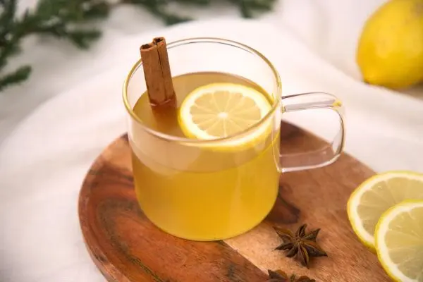 Der heiße Limoncello ist der perfekte Drink für Weihnachten und geht sogar auch als alkoholfreie Variante. Der heiße Limoncello ist der perfekte Drink für Weihnachten und geht sogar auch als alkoholfreie Variante.