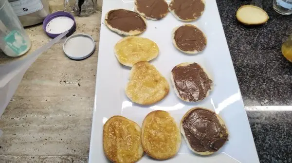 Mit Nutella oder Marmelade die Flächen bestreichen und die Paradiescreme mit einem Beutel aufspritzen. Mit Nutella oder Marmelade die Flächen bestreichen und die Paradiescreme mit einem Beutel aufspritzen.