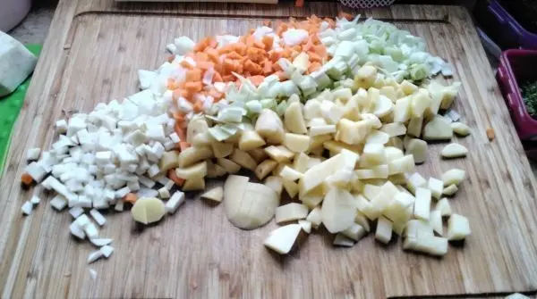 Alles sollte gleichmäßig geschnitten werden. Wer eine Pastinake oder Petersilienwurzeln hat, passt prima! Alles sollte gleichmäßig geschnitten werden. Wer eine Pastinake oder Petersilienwurzeln hat, passt prima!