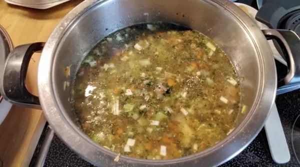So sieht die fertige Chorizo-Suppe im Topf aus. Jetzt nur noch heiß genießen! So sieht die fertige Chorizo-Suppe im Topf aus. Jetzt nur noch heiß genießen!