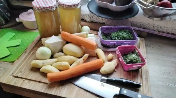Man braucht eigentlich nicht viel: eine Packung Suppengemüse, speckige Kartoffeln (Bamberger-Hörnchen), Zwiebeln und Knoblauch. Man braucht eigentlich nicht viel: eine Packung Suppengemüse, speckige Kartoffeln (Bamberger-Hörnchen), Zwiebeln und Knoblauch.