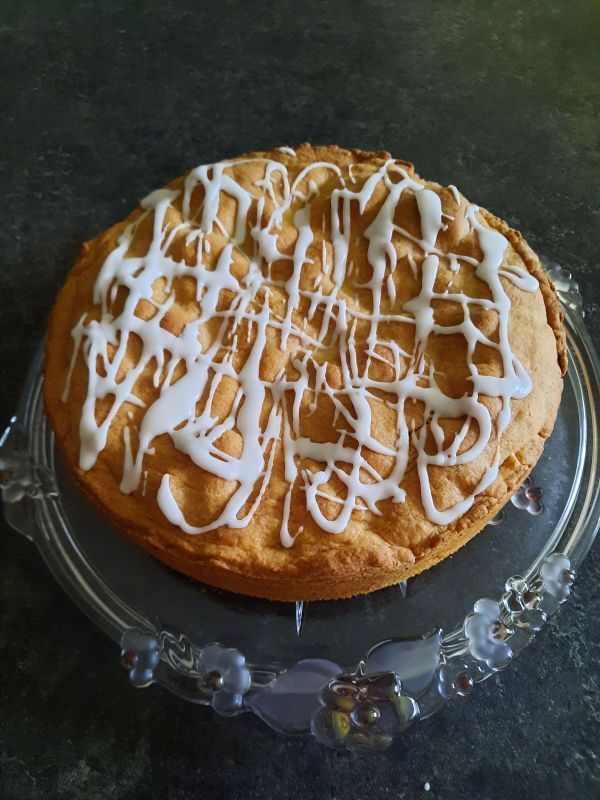 Mein gedeckter Apfelkuchen bekam dieses Mal eine Rum-Zucker-Glasur mit netz&auml;hnlicher Struktur.