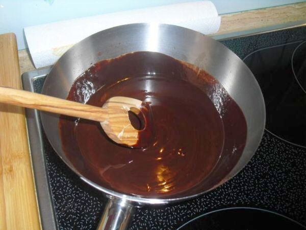 Gl&auml;nzen soll die geschmolzene Schokolade. Das braucht eben Zeit und Geduld.