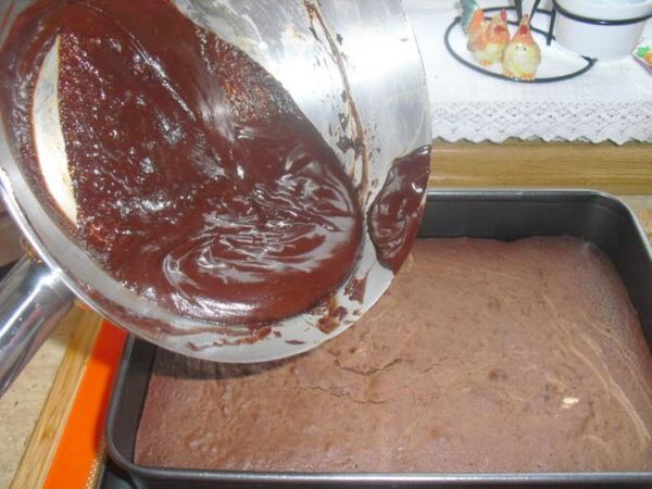 Der H&ouml;hepunkt ist das Topping, wie man so Neudeutsch sagt. Auf den gebackenen Boden l&auml;uft die Schokolade-Glasur.