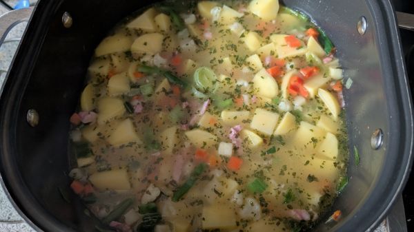 Mit kochendem Wasser abl&ouml;schen und w&uuml;rzen mit der Gew&uuml;rzmischung.