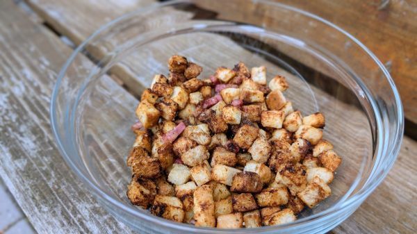 Die fertigen, knusprigen Cro&ucirc;tons, die ich ihn einer kleinen tragbaren Hei&szlig;luftfritteuse gemacht habe.