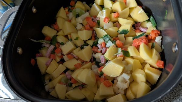 Alle Zutaten bis auf die Wiener W&uuml;rstchen, Salz und Gew&uuml;rzmischung in den Topf geben.