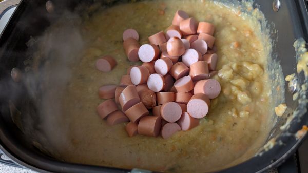 Nach dem Dampfgaren p&uuml;rieren, Wurstscheiben & Gew&uuml;rzmischung zuf&uuml;gen und abschmecken.