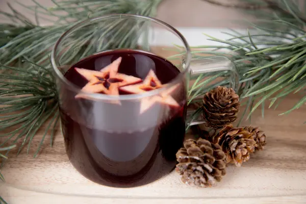 Kinderpunsch selber machen: alkoholfreier Punsch aus Tee und S&auml;ften, mit tiefroter Farbe wie ein Gl&uuml;hwein.