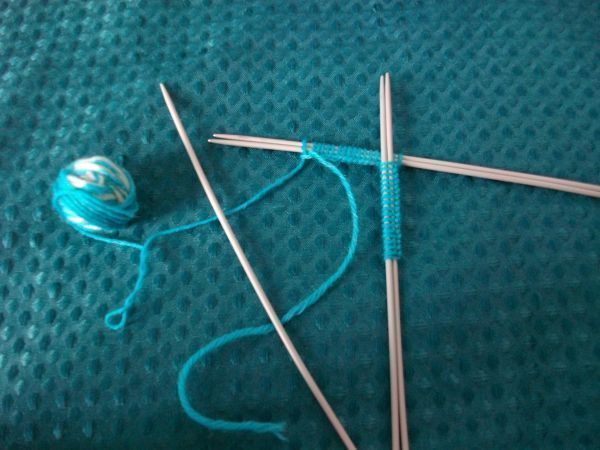 Meinen Anschlag mache ich immer mit zwei mal zwei Nadeln und je 18 Maschen. Das ergibt dann insgesamt 36 Maschen.