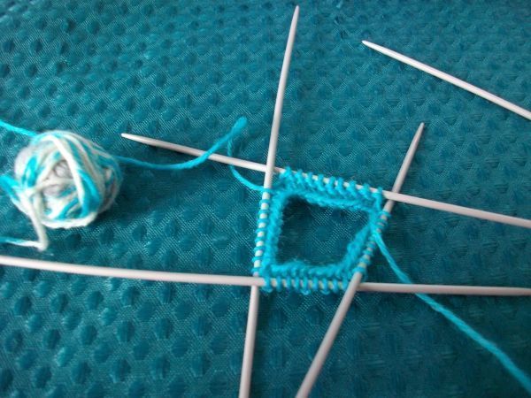 Dann die zwei Nadeln trennen und die erste Runde mit rechten Maschen je Nadel mit 9 Maschen abstricken. 