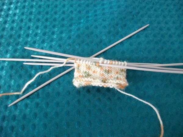 Die zweite Runde hatte ich linke Maschen. Jede weitere Runde nur noch rechte Maschen stricken.