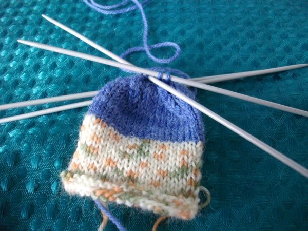 Stricke ca. 18&ndash;20 Runden hoch, dann starte mit dem Abnehmen. Nehme je Nadel immer eine Masche ab bis je Nadel zwei Maschen da sind.