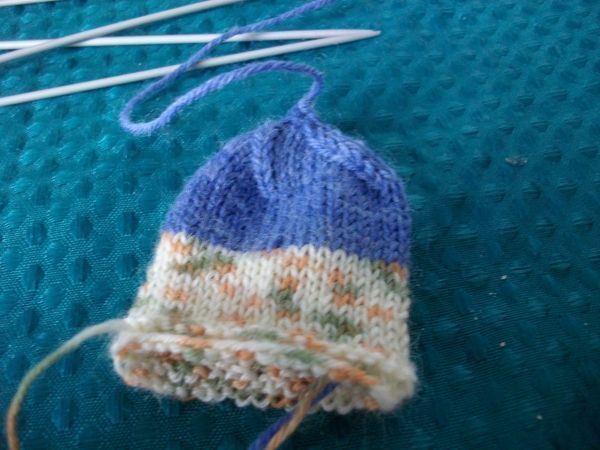 Bei der letzten Masche hole ich erneut den Faden und ziehe ihn mit der H&auml;kelnadel durch die Masche, den Endfaden durch die Mitte.