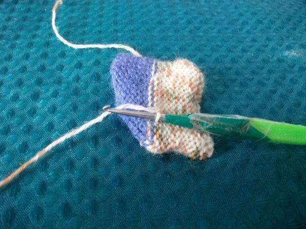 Dann im M&uuml;tzeninneren den Endfaden und den Startfaden und evtl. weitere, vern&auml;hen, wobei ich sie besser gesagt verh&auml;kle.