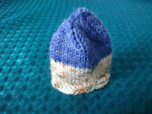 So schaut das M&uuml;tzchen dann aus, es sollte ca. 5&ndash;7 cm breit und ca. 5&ndash;6 cm hoch sein, wenn ihr es flach auf dem Tisch vermesst.