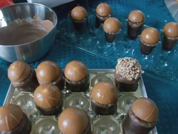 Schaumk&uuml;sse unten in Schokolade tauchen und ein Toffifee drauf setzen. Mit Toffifee erneut in Schoki tauchen und in Krokant wenden.