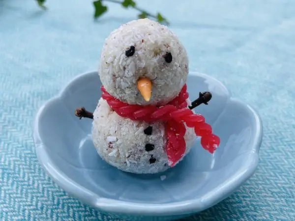Schneemann-Pralinen mit Kokos &ndash; einfaches Rezept f&uuml;r winterliche Naschkatzen, perfekt zum Selbermachen und Verschenken.
