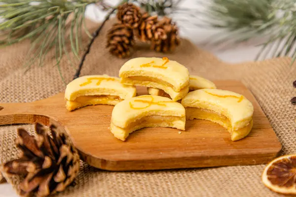 Mit einer F&uuml;llung aus Orangenmarmelade und Marzipan werden die Orangenpl&auml;tzchen noch leckerer.