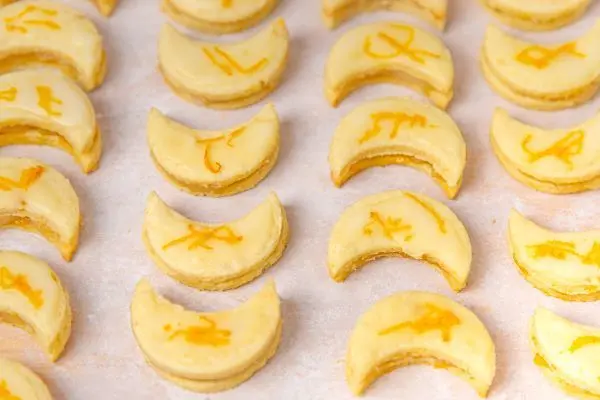 Saftige Orangenkekse in Halbmondform mit frischer Orangenschale &ndash; so backst Du fruchtige Pl&auml;tzchen.