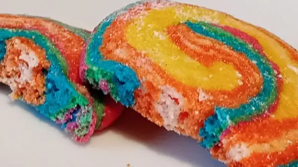 Das ist nochmal ein durchgebrochenes Regenbogen-Plätzchen, damit man sehen kann, wie schön der Anschnitt geworden ist. Das ist nochmal ein durchgebrochenes Regenbogen-Plätzchen, damit man sehen kann, wie schön der Anschnitt geworden ist.