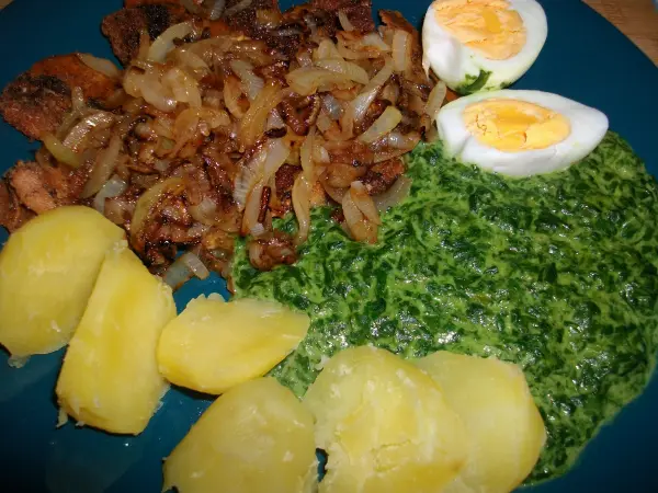 So sahen dann meine panierten Camembertscheiben aus. Dazu dann Spinat, Kartoffeln, karamellisierte Zwiebeln und ein Vesperei.