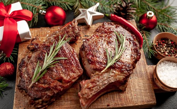 Mit guter Planung wird das Weihnachtsessen wie dieses festliche Steak stressfrei und lecker &ndash; so kochst Du entspannt an den Feiertagen.