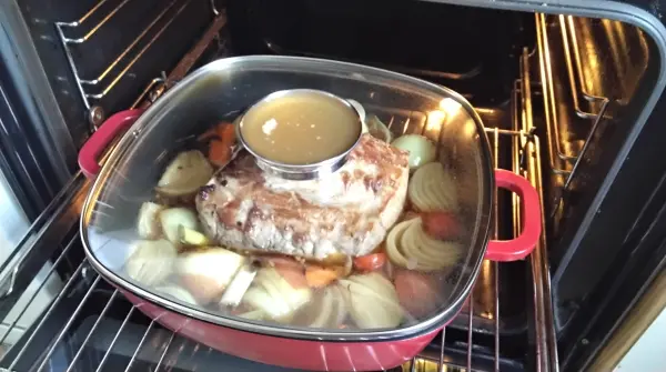 Der Deckel meines Br&auml;ters hat in der Mitte eine Schale mit einer winzigen &Ouml;ffnung, da tr&ouml;pfelt die Br&uuml;he auf das Fleisch.