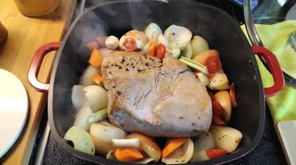 Das Schweinefleisch wird mit dem Gem&uuml;se sch&ouml;n von beiden Seiten angebraten.