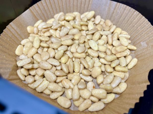 Am besten ist es, Backpapier zu verwenden, damit der karamellisierte Zucker deine Hei&szlig;luftfritteuse nicht zerkratzt.