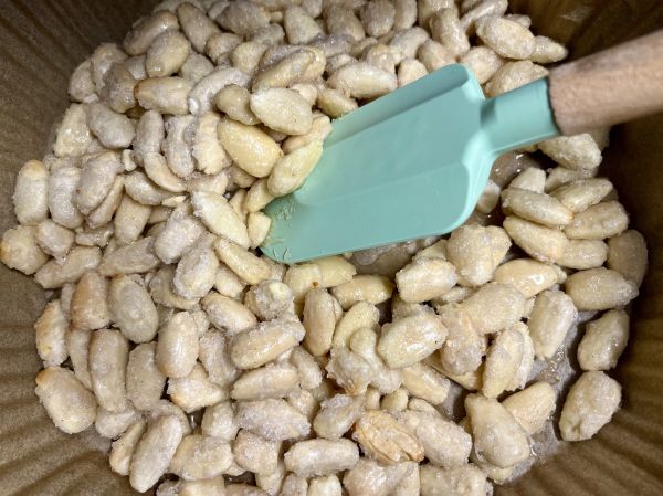 Du solltest die Mandeln alle 3 Minuten einmal umr&uuml;hren, damit sie gleichm&auml;&szlig;ig br&auml;unen und nicht anbrennen.