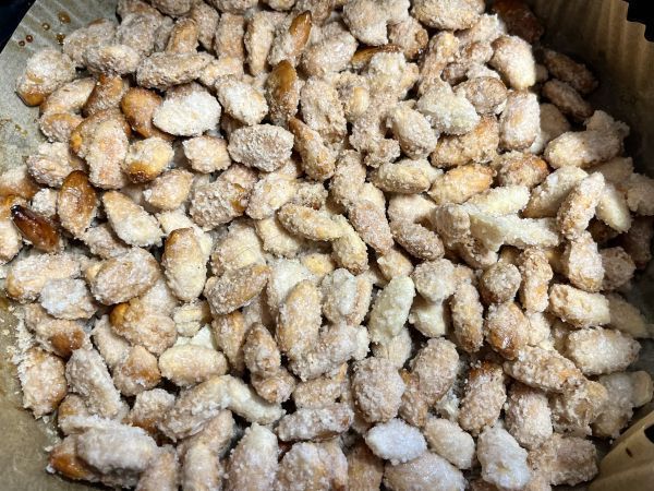 So sehen die Mandeln aus, wenn sie fertig &bdquo;gebrannt&ldquo; sind. Jetzt nur noch gut abk&uuml;hlen lassen, damit sie sch&ouml;n knusprig werden.