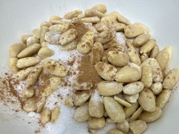 Ich habe blanchierte Mandeln verwendet, es eignen sich aber auch naturbelassene Mandeln mit Haut f&uuml;r das Rezept.