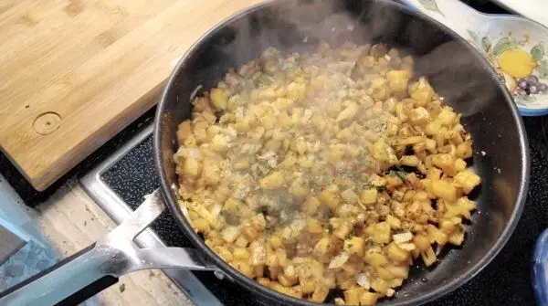 Da die Bratkartoffeln dieses Mal etwas schneller gehen mussten, habe ich die rohen Kartoffeln in kleine gleichm&auml;&szlig;ige W&uuml;rfel geschnitten.