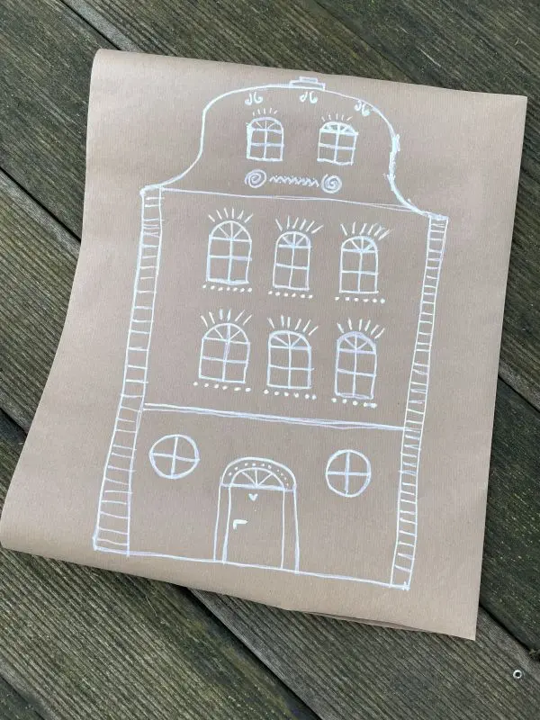 Zeichne mit ein paar Linien diese Lebkuchenhaus-Optik selbst und verpacke deine Geschenke damit kreativ.