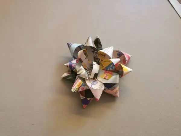 Papierm&uuml;ll l&auml;sst sich upcyclen, wenn man Anh&auml;nger f&uuml;r Geschenkverpackung aus alter Zeitung bzw. Werbeprospekten bastelt.