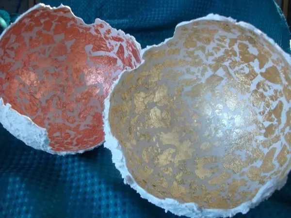 Die Kugeln wollte ich außen unbedingt in diesem Keramikweiß belassen, innen hatte ich Anstrichschutz aufgetragen und dann Blattgoldstücke. Die Kugeln wollte ich außen unbedingt in diesem Keramikweiß belassen, innen hatte ich Anstrichschutz aufgetragen und dann Blattgoldstücke.