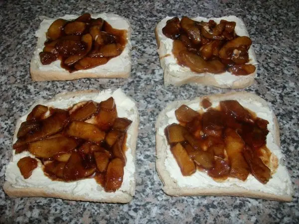 Toastbrote mit dem Wellholz platt walzen, mit Frischkäse bestreichen und die Apfelmasse darauf verteilen. Toastbrote mit dem Wellholz platt walzen, mit Frischkäse bestreichen und die Apfelmasse darauf verteilen.