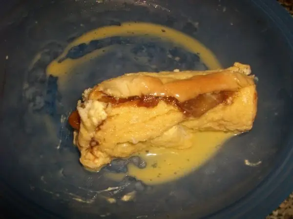 Jetzt wird die gefüllte Toastrolle in dem mit Milch verquirlten Ei gewendet und sofort mit Butter goldgelb angebraten. Jetzt wird die gefüllte Toastrolle in dem mit Milch verquirlten Ei gewendet und sofort mit Butter goldgelb angebraten.