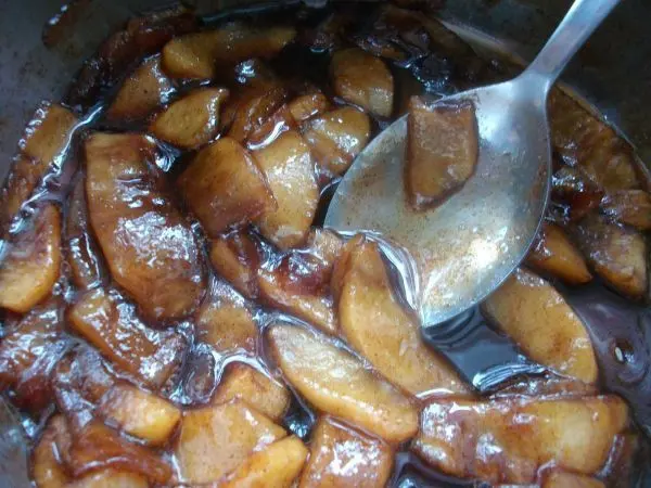 So schauen die fertigen, weichen und karamellisierten Äpfel dann aus. Wie eine zähe, klebrige Masse mit Apfelspalten. So schauen die fertigen, weichen und karamellisierten Äpfel dann aus. Wie eine zähe, klebrige Masse mit Apfelspalten.