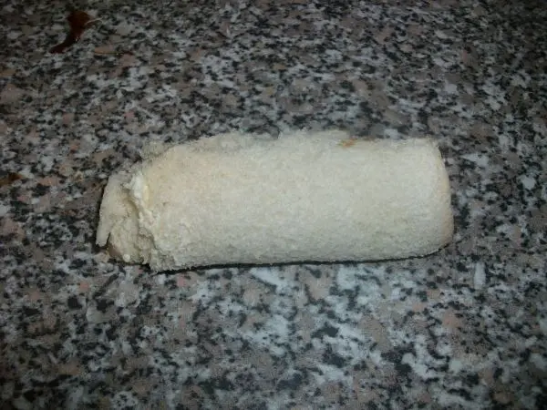 Das Toastbrot dann vorsichtig zu einer Rolle aufrollen. Ist nicht ganz so einfach, hier macht die Übung den Meister. Das Toastbrot dann vorsichtig zu einer Rolle aufrollen. Ist nicht ganz so einfach, hier macht die Übung den Meister.