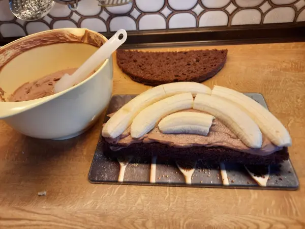Auf die zweite Lage wurden halbierte Bananen platziert. Sie verbinden sich mit der Creme zu einem Erlebnis. Auf die zweite Lage wurden halbierte Bananen platziert. Sie verbinden sich mit der Creme zu einem Erlebnis.