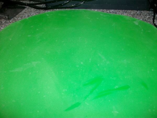 Den Rollfondant auf einer Backunterlage mithilfe von Speisest&auml;rke gleichm&auml;&szlig;ig d&uuml;nn ausrollen.