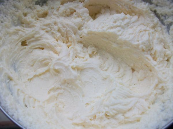 Nun die gut &uuml;ber Nacht durchgek&uuml;hlte wei&szlig;e Ganache mit dem elektrischen Quirl zu einer sch&ouml;nen Creme aufschlagen.